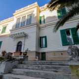 Raggiungiamo la parte retrostante di Villa Grassi che avevamo visto dalla strada. Ai piedi dell�immobile � presente una scalinata...